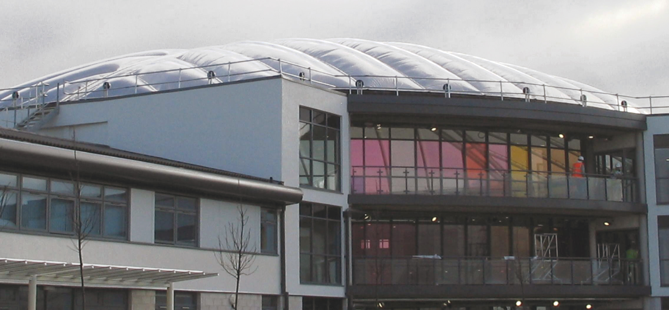 A fairly typical inflatable cushion roof. You mostly see long gutter types like this, or a grid of smaller cushions with aspect ratio closer to 1.